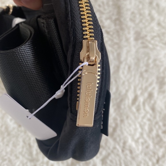❤️ Lululemon Velour Everywhere Belt Bag Black Gold NWT - Picture 6 of 7